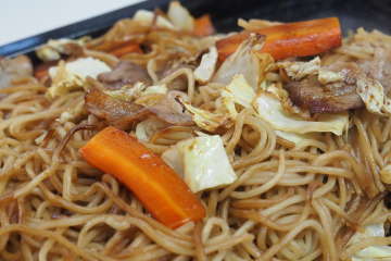 25分ほど経過したあと麺と具材を混ぜあわせる。肉がカリッと焼き上がり、麺はもちもち食感に仕上がった。