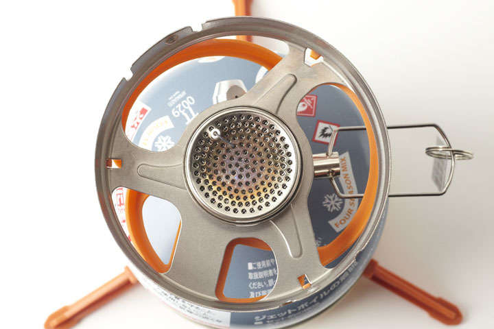 クッカーの中心に対して炎をもれなく逃さずあてるため、火口は小さめ