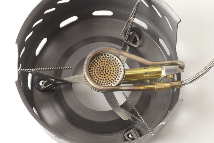 火口は小さめだが、専用コッヘル底部の独自構造により高い燃焼効率を誇る