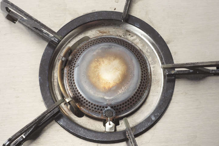 円形の火口は炎が広がり、フライパン調理も容易