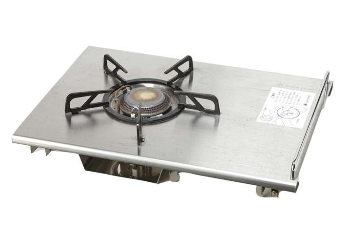 四隅の脚は内側に収納でき、五徳も取り外し可能。大きさの割に重さはあるが、ハンドルが付いているので、動かしやすくなっている