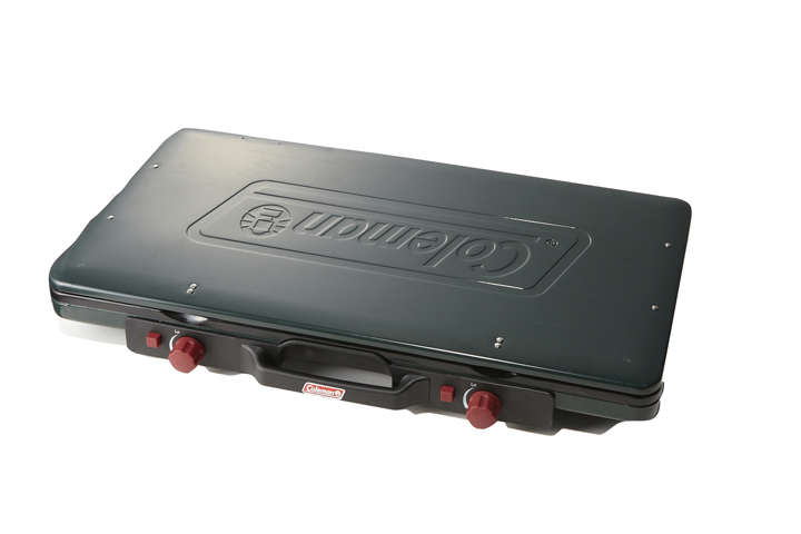 風防とスタンドを折りたためば、厚みわずか7㎝とかなりスリムに収納できる。内部が汚れていても、風防がふたになるので気にならない。ハンドル付き