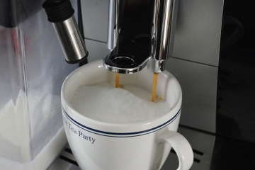 最適な温度に温めたミルクの上に滑らかな口当たりのフォームドミルク。そしてエスプレッソを抽出。