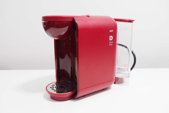 UCC上島珈琲の「DRIP POD」。専用のポッドをセットしてボタンを押すだけで抽出できる。ポッドは全20種類を用意。実勢価格1万9000円。