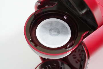 パックからポッドを取り出して、セット。あとは水量を調整して抽出ボタンを押すだけ。あとは自動的に蒸らしながら珈琲を最適な状態で淹れてくれる。