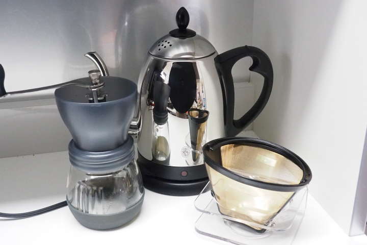 ハンドドリップのための三点セット。ミルとフィルター、ケトルがあれば美味しくできる。ミルは電動でもいいが、せっかくハンドドリップなら手動で香りを楽しもう。