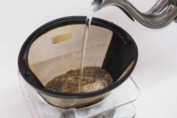 挽き立てのコーヒー豆をフィルターに入れ、ケトルからゆっくりと円を描きながらお湯を注いでいく。泡がぶくぶくしてきたら一度止めて蒸らしながら淹れると香り豊かな美味しいコーヒーが淹れられる。