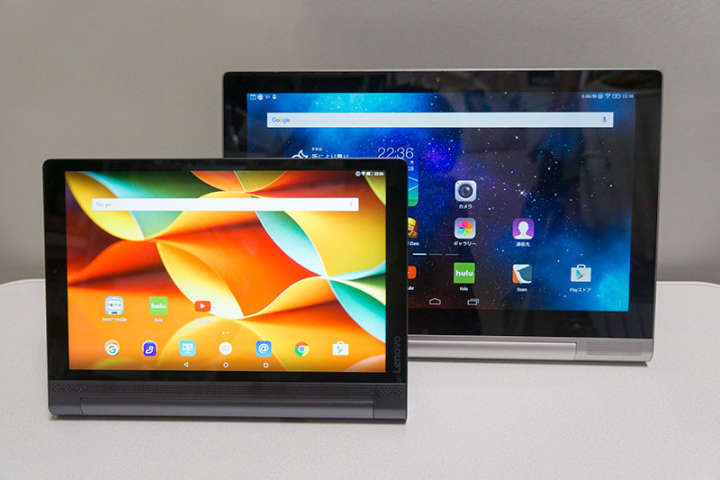 2014年11月に発売された「YOGA Tablet 2 Pro」（写真後ろ）と、15年11月に発売された「YOGA Tablet 3 Pro」（写真手前）