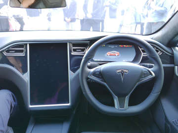 テスラ モデルS“サモン”