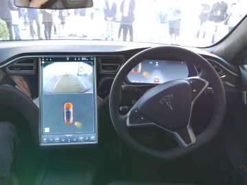 テスラ モデルS“サモン”