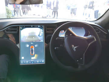 テスラ モデルS“サモン”