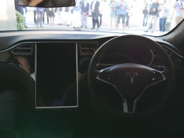 テスラ モデルS“サモン”