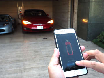 テスラ モデルS“サモン”