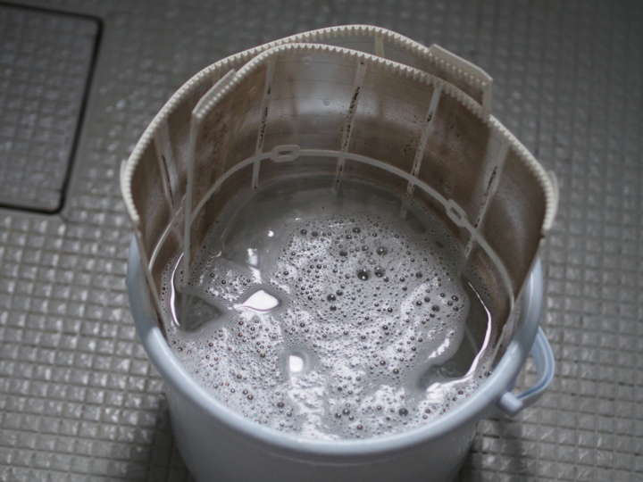 フィルターのホコリは掃除機で吸い取ります。それでも取れなかったら、台所用洗剤を入れたバケツにフィルターを10分程度浸し、使い古しの歯ブラシなどでやさしくこすればスッキリ