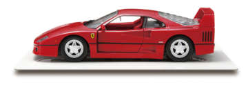 F40／フェラーリ社創業40周年を記念した限定モデルとして1987年に登場。エンツォ・フェラーリが関わった最後のモデルで、478馬力を発生するV8ツインターボエンジンを搭載する。