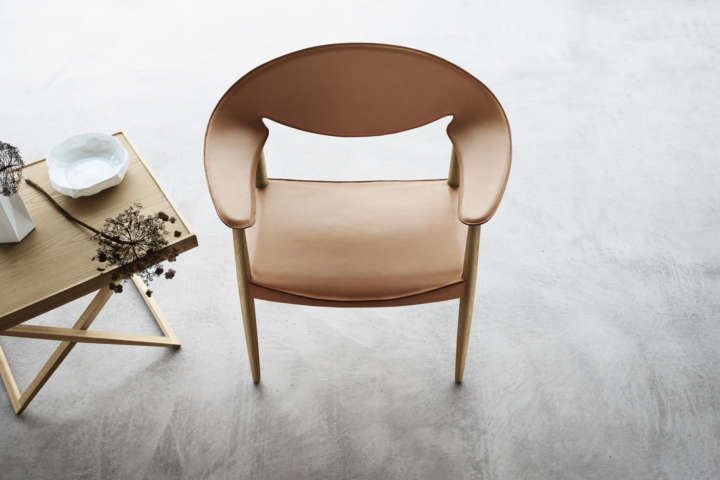 LM92-oak-cognac-above_MK-Foldingtable-oak-720x480