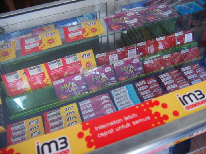 ショーケースにはプリペイドSIMカードがずらり