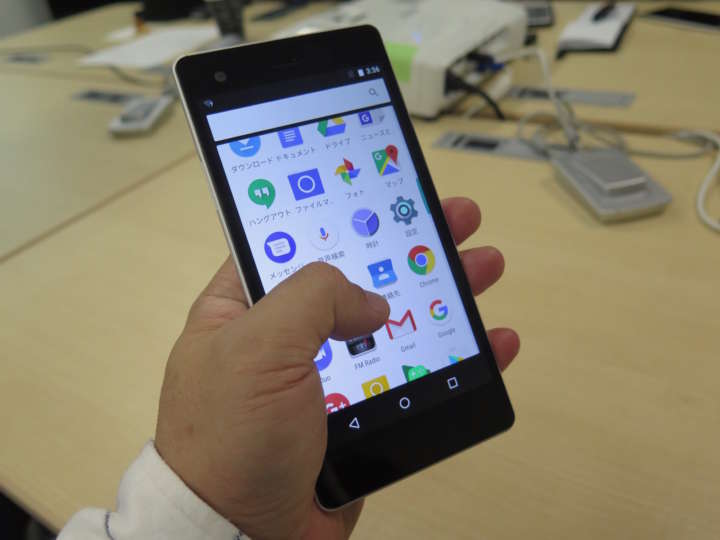 タッチレスポンスは良好。プリインアプリは、ほぼAndroidの標準といった印象。FMラジオアプリも入っていた