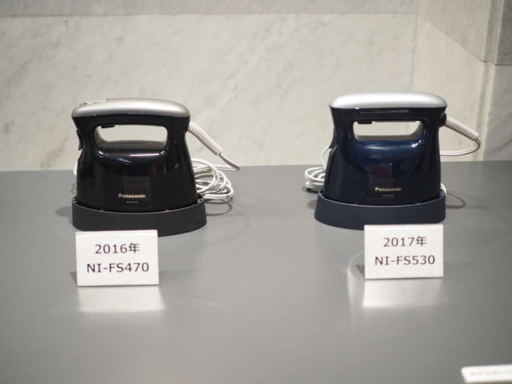 ▲従来品(写真左)よりも新商品ではハンドル持ち手部分を約6㎜太くし、電源スイッチをハンドル部から背面にすることで持ちやすさと使いやすさを向上させています