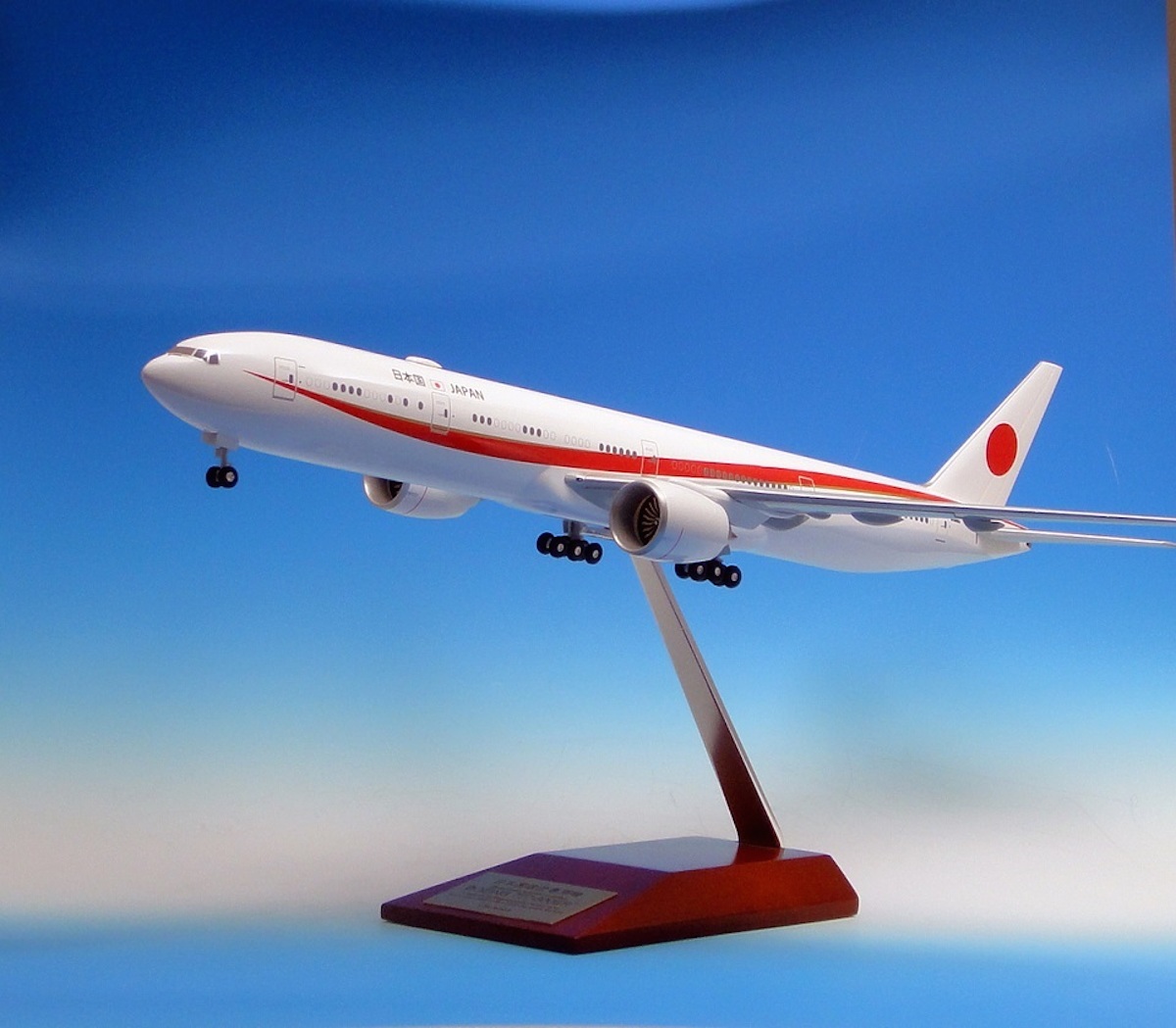 1/200 MRJ90 ANA 国産リージョナルジェット 木製台座付き
