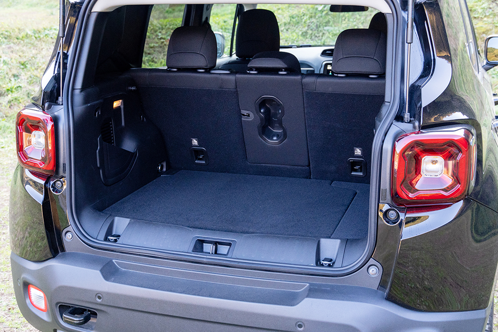 街中でもアウトドアでも ジープ レネゲード4xe が示すphevの新たな可能性 Gp