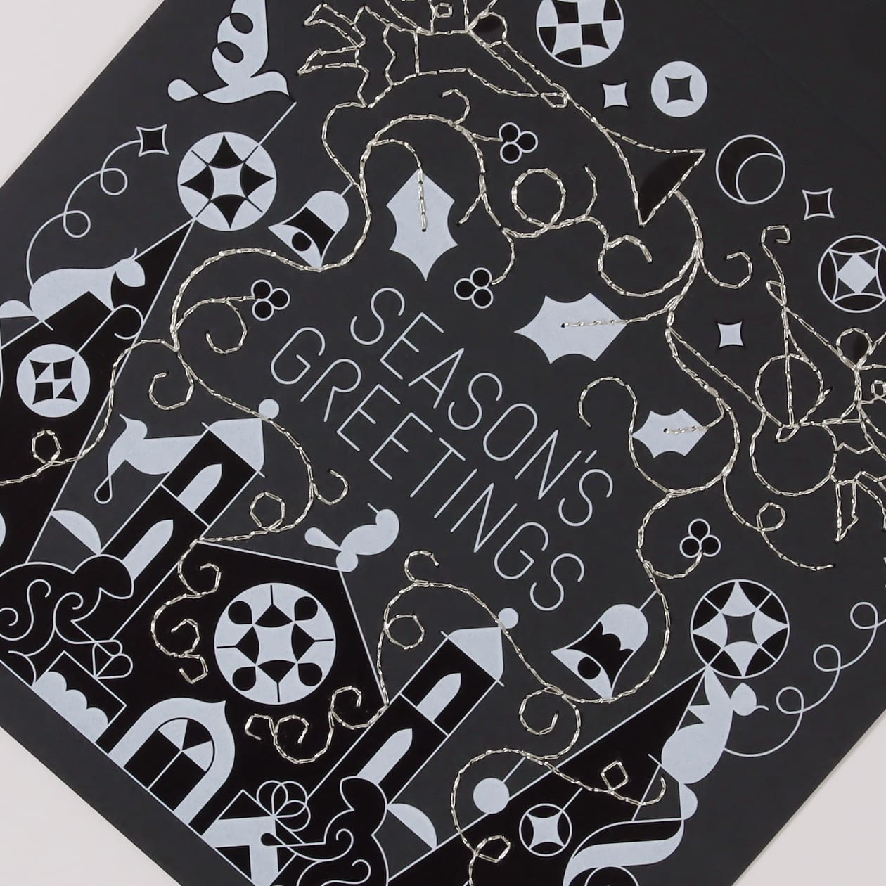 刺繍が入った特別なグリーティングカードと封筒