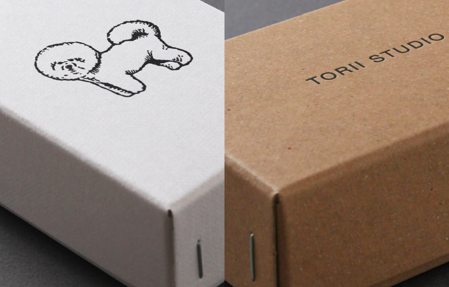 活版印刷の凹凸が際立ち、愛着が深まる箱に