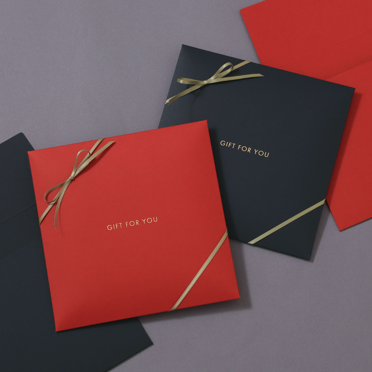 箔押しのタイトルが入った封筒パッケージ