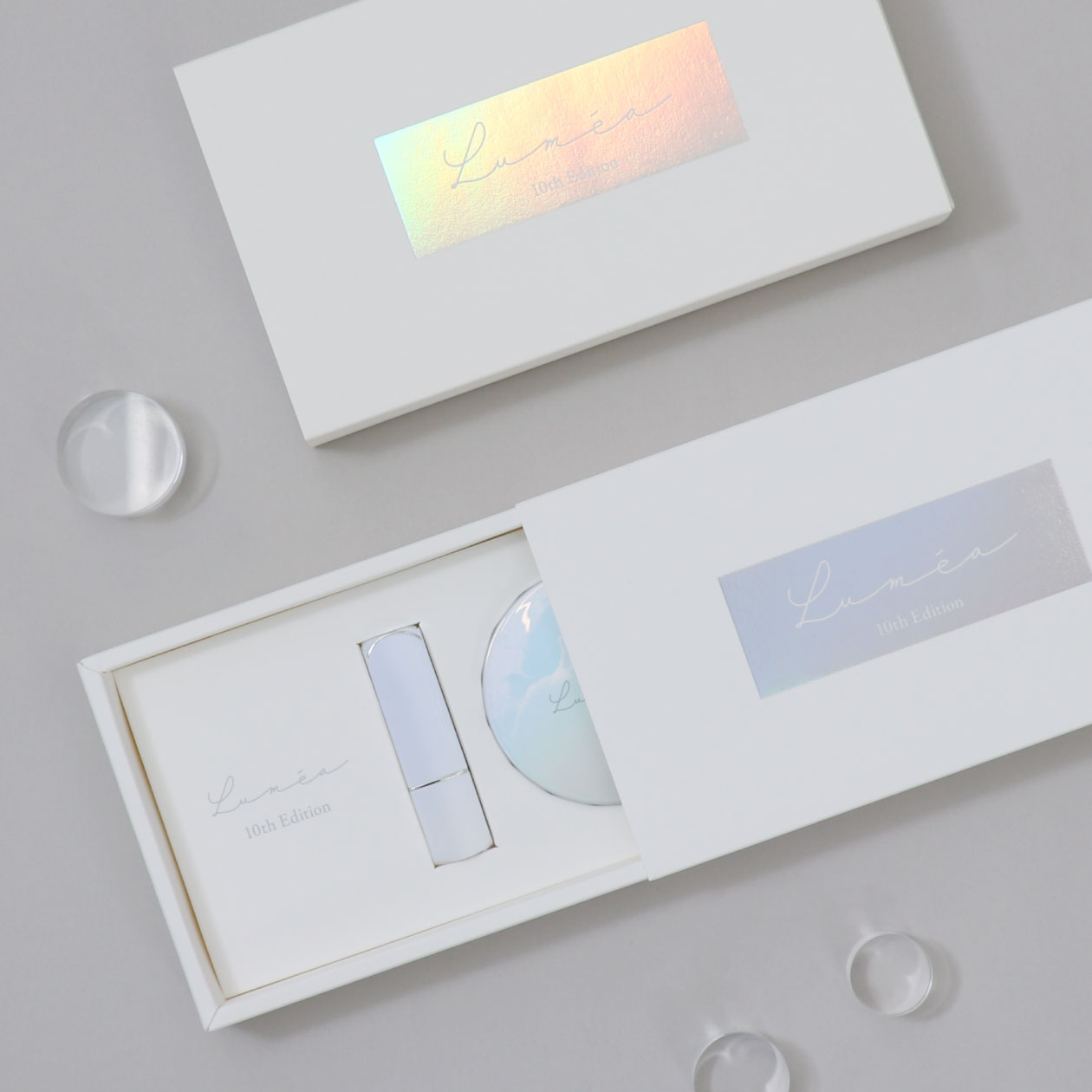 透明感のあるコフレセットの箱