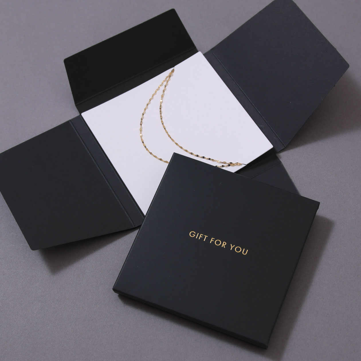 箔押しのタイトルが入った薄型のパッケージ