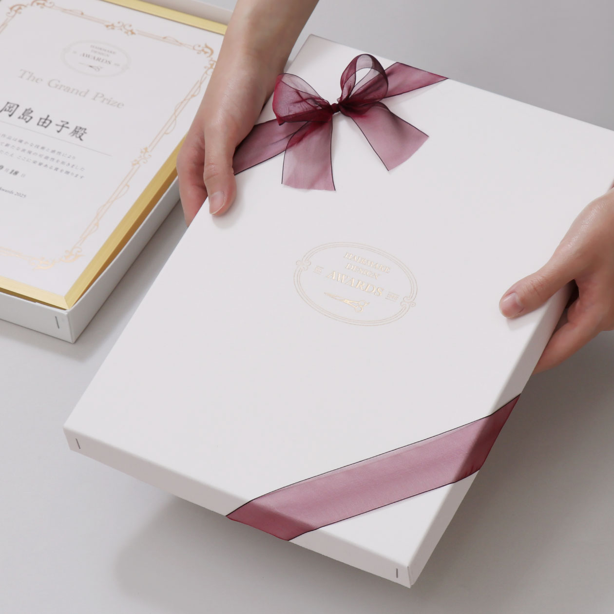 額装した賞状やディプロマを入れる贈呈用箱