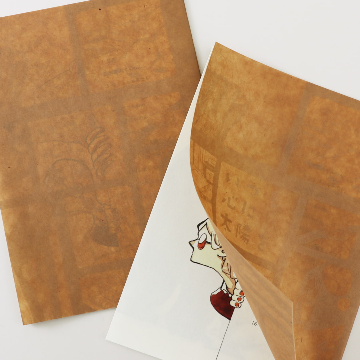 ロウ引き後の紙色と糸ミシンの色が熊ような冊子（未晒クラフト）