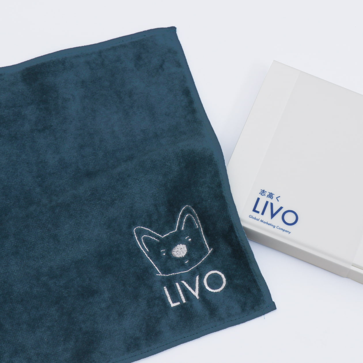 キャラクターロゴが印象的なハンカチタオル