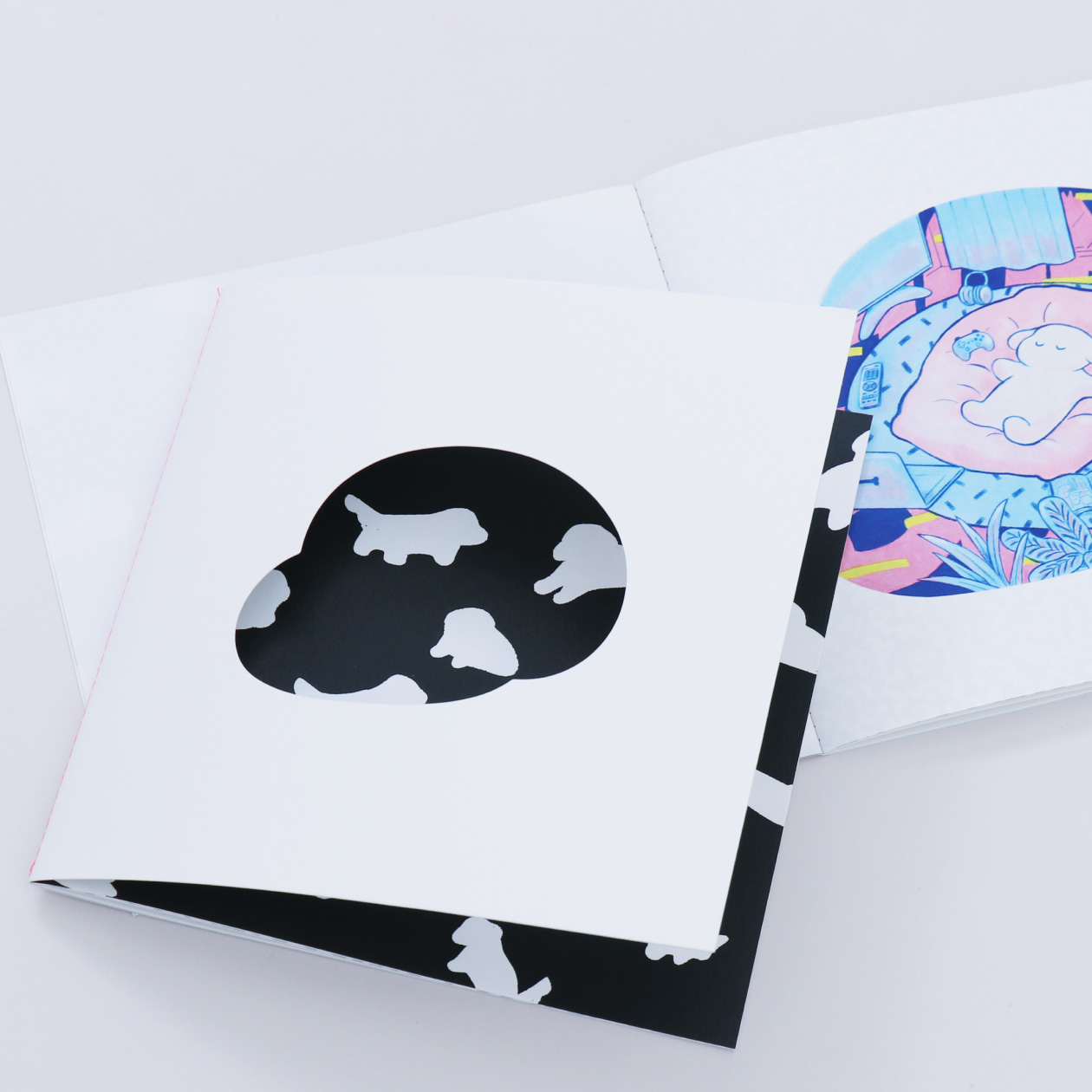 表紙を犬の形に切り抜いたZINE（Cotton スノーホワイト）