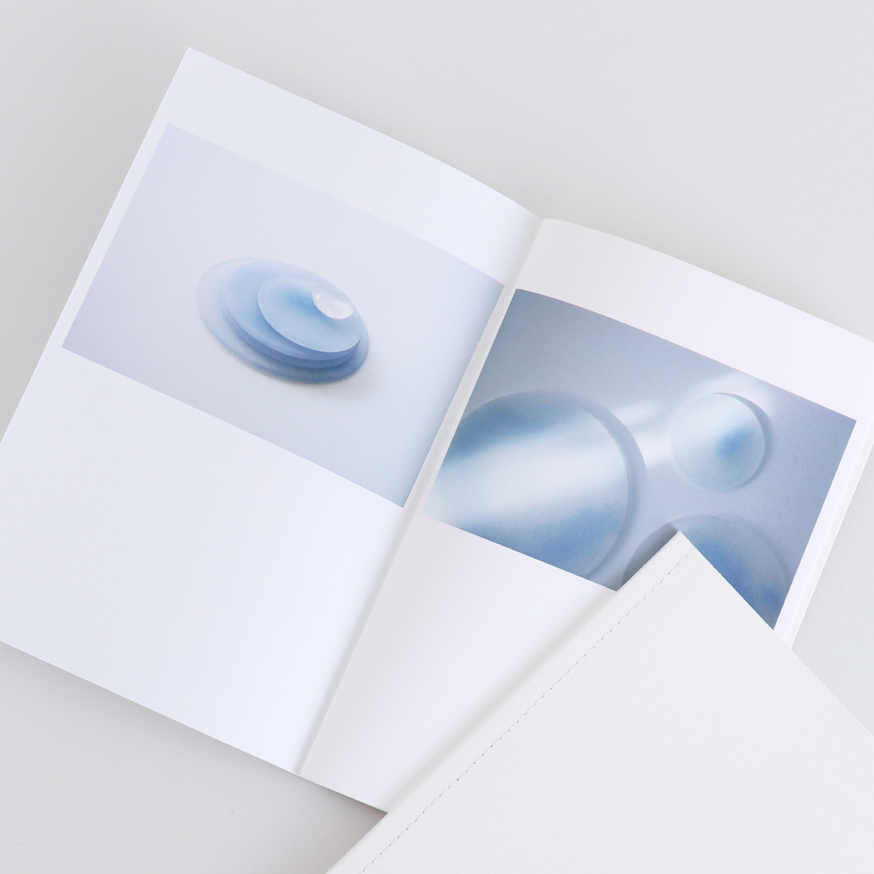  表紙の質感と綴じ糸の色をこだわった冊子（Fabric ミルキーホワイト）