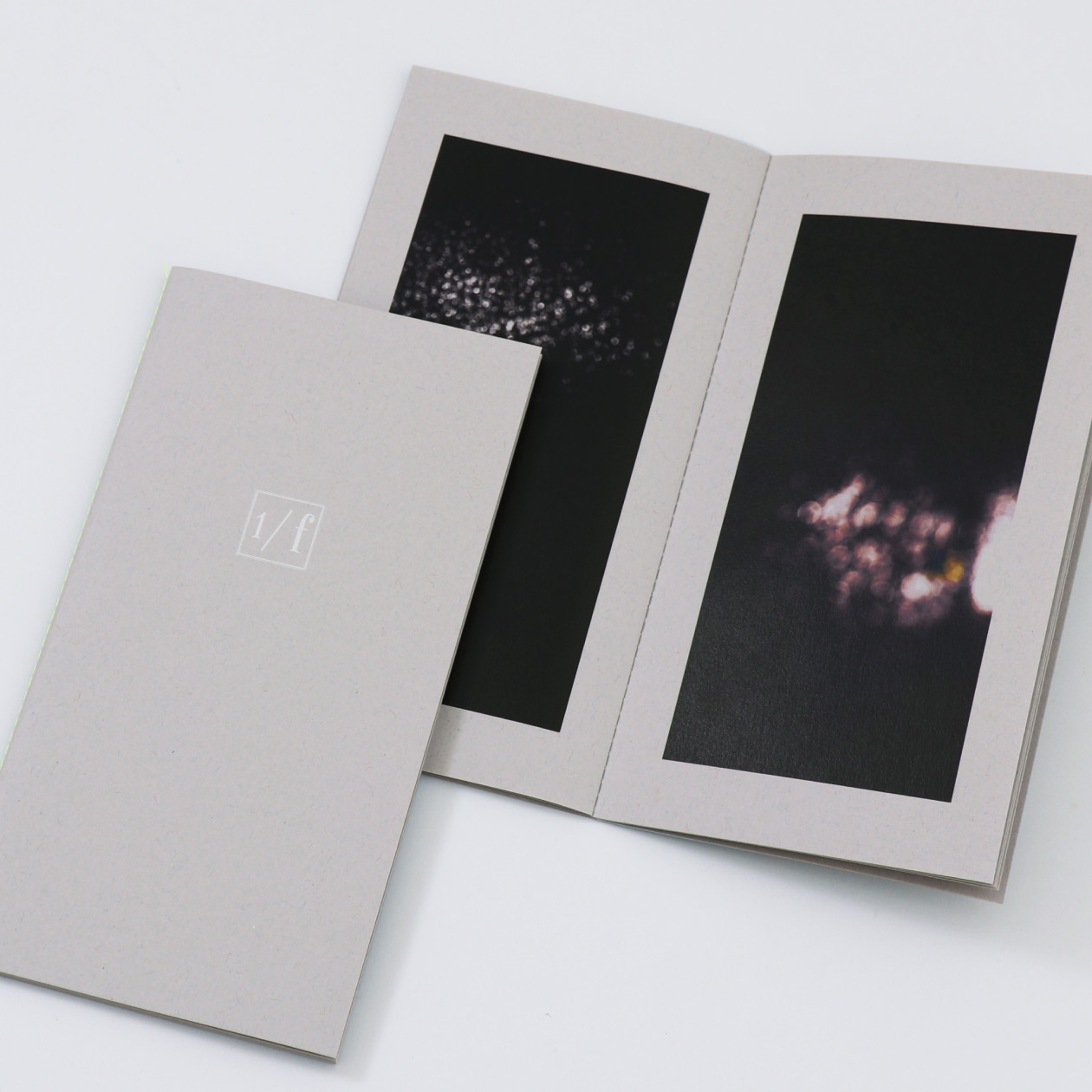 デジタルと活版印刷を組み合わせた表紙の冊子（Basic ライナーグレイ）