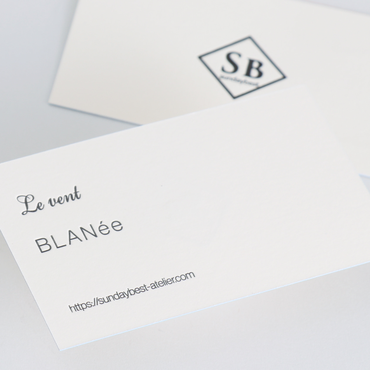 エッジにさりげなく色が入っているショップカード（Basic ソフトクリーム）