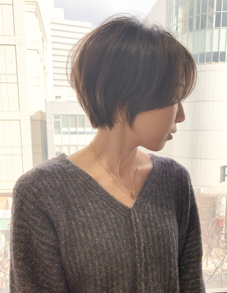 前髪長めの流しバング くびれショート Om 500 ヘアカタログ 髪型 ヘアスタイル Afloat アフロート 表参道 銀座 名古屋の美容室 美容院