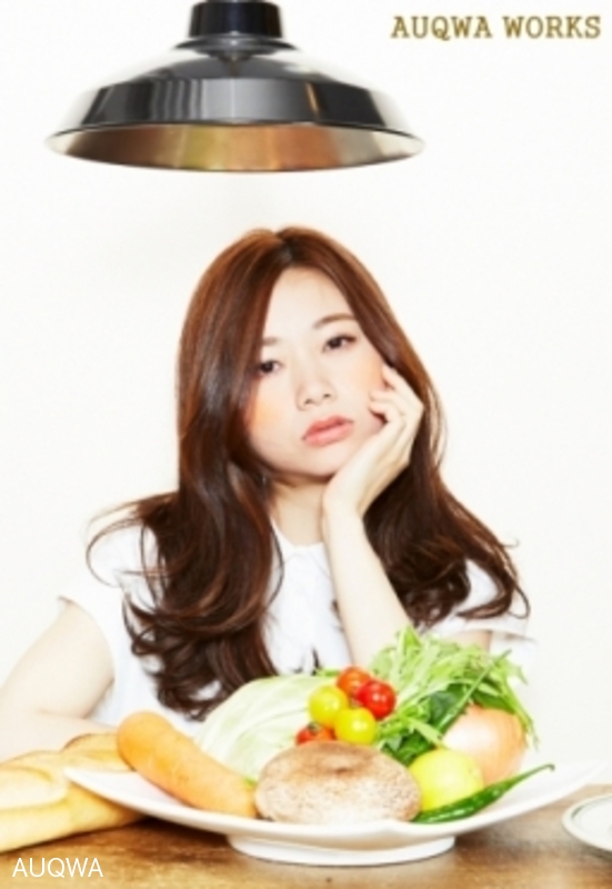 髪にまとまりをほしい方には大きなウェーブのロングスタイル