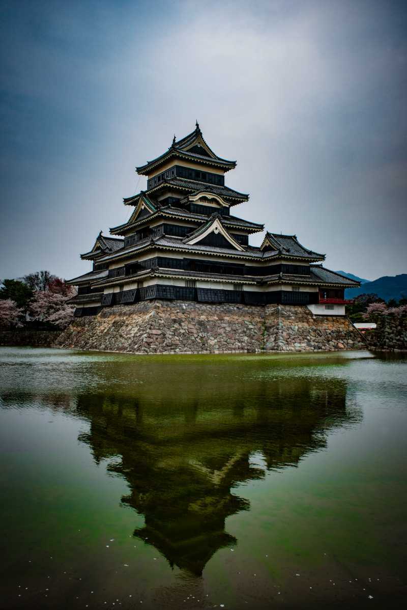 写真家が見る日本の美しい城(4) 国宝・松本城と信州長野の城