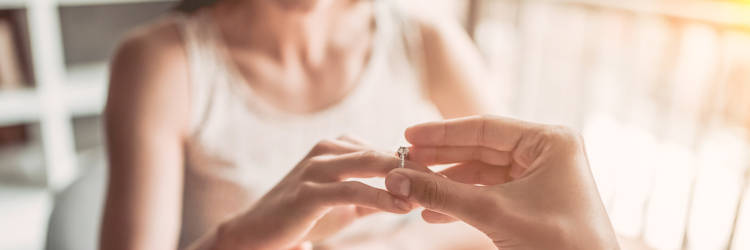 婚約指輪と結婚指輪を重ね付け 指輪選びから身につけ方まで徹底解説 婚約指輪と結婚指輪を重ね付け 指輪選びから身につけ方まで徹底解説