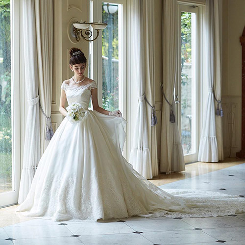 まるでロイヤルウエディング オフショルダードレス の選び方