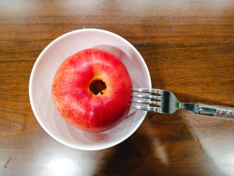 焼きリンゴ_穴あけ