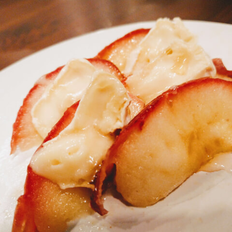 焼きリンゴ_チーズ添え