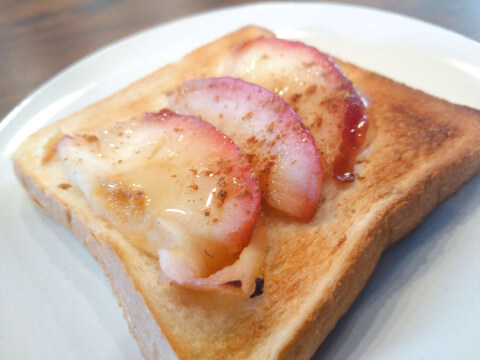 焼きリンゴ_トーストのせ
