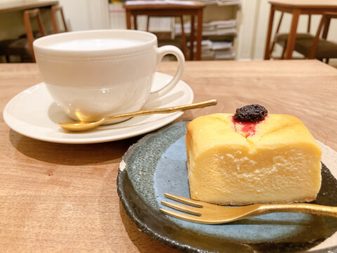 バンチオブピオニース_チーズケーキ_カフェラテ