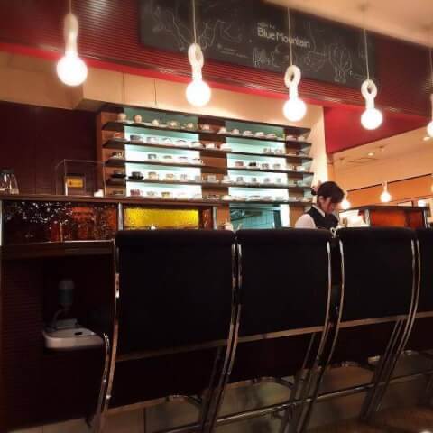 coffee bar Blue Mountainの内観_横浜東口_おしゃれなカフェ