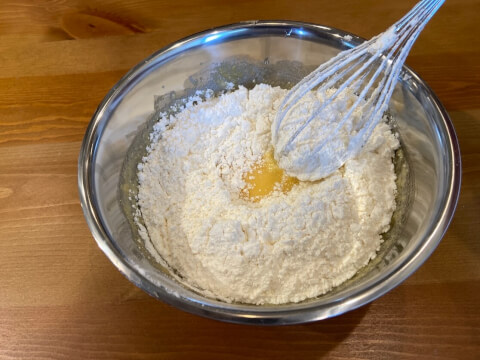 ケークサレの簡単レシピ、薄力粉とベーキングパウダーで生地作り