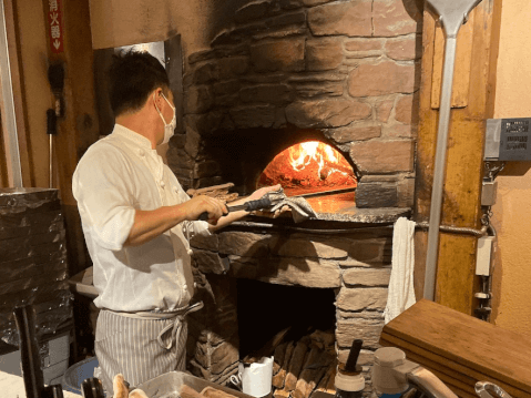横浜チーズカフェでシェフが焼き上げてくれるピザ