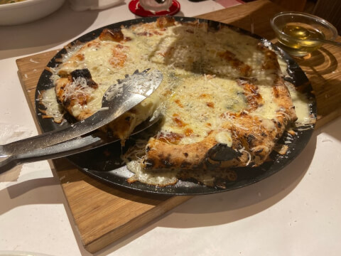 横浜チーズカフェのピザ